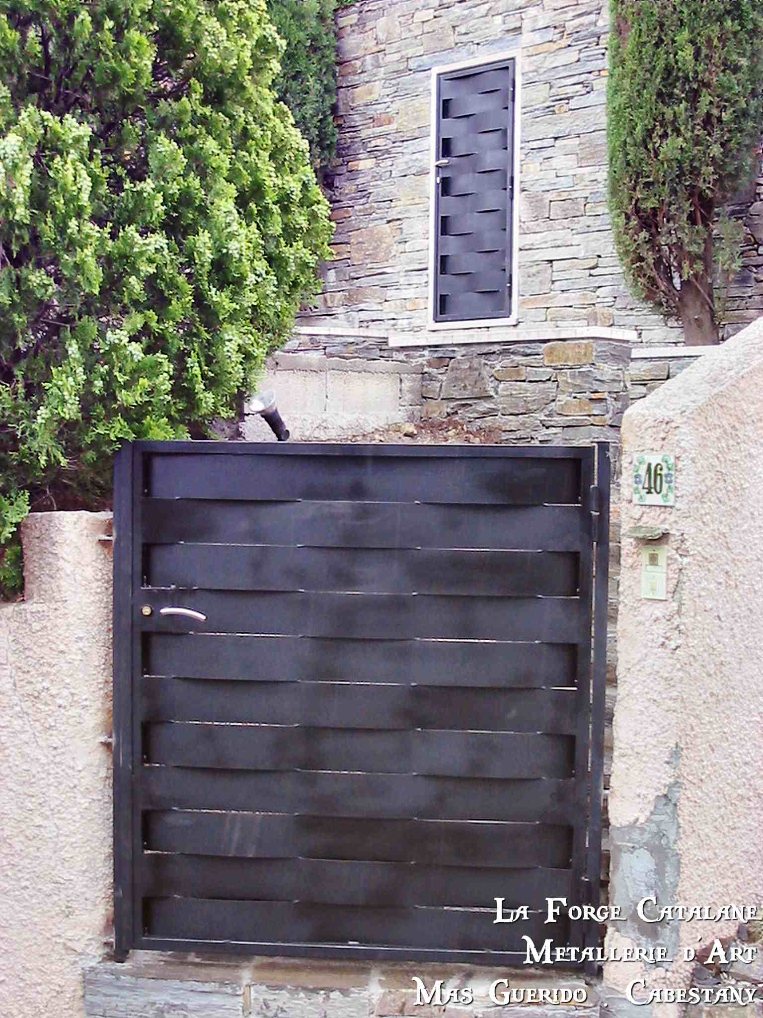 portillon tole effet lames tressees vannerie forge catalane.jpg